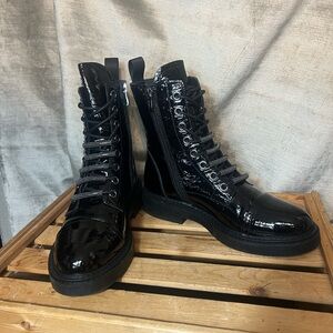 DKNY Mayala Lace-Up Black Patent Leather Block Heel Combat Boots. Size 9M NEW!